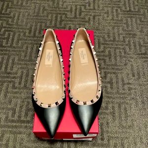Valentino Rockstud pointed toe ballerina flat size 39 Nero/Poudre